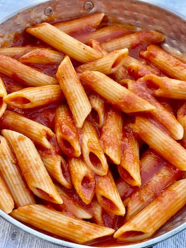 Penne me salcë domatesh