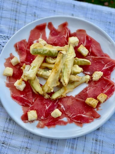 Karpaccio (filet vici) me rukola dhe djathë kaçkavall